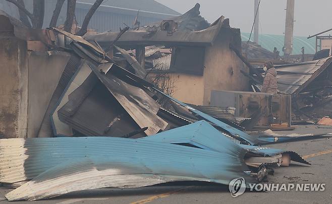 산불 폐허 살펴보는 주민 (영양=연합뉴스) 윤관식 기자 = 26일 경북 영양군 석보면 화매1리 계곡 마을이 산불에 초토화돼 있다.
    석보면에서는 산불로 인해 다수의 사망자가 발생했다. 2025.3.26 psik@yna.co.kr
