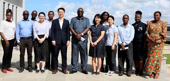 탄자니아 병원 점검 후 기념사진 2019년 12월, 탄자니아 다르에스살람 인근 무힘빌리 의과대학병원에서 EDCF 관련 직원들이 병원 운영 현황 및 시설 점검을 진행했다. 해당 병원은 한국 EDCF, 국제의료보건재단, 코이카가 함께 지원하는 탄자니아 공공병원이다. 필자는 오른쪽에서 여섯번째 
[이현정 제공. 재판매 및 DB 금지]