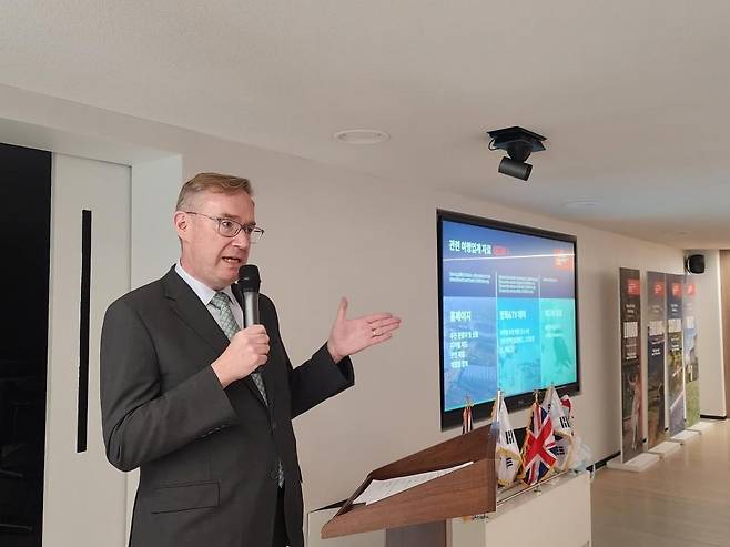 유창한 한국어로 발표하는 콜린 크룩스 영국 대사 [사진/성연재 기자]