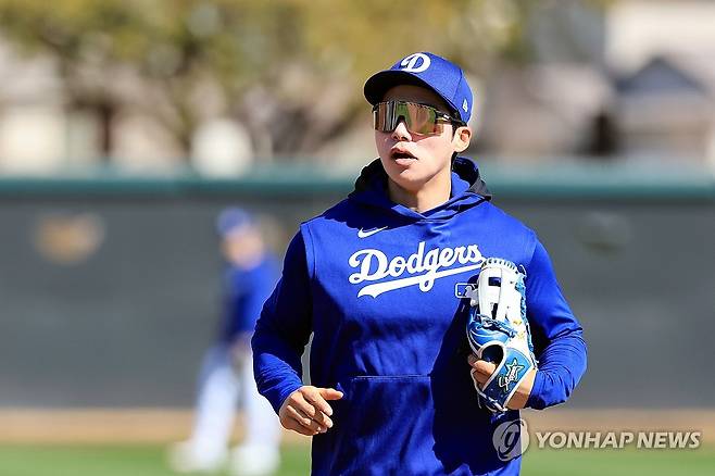 메이저리그 첫 시즌 준비하는 다저스 김혜성 (글렌데일[미국 애리조나주]=연합뉴스) 신현우 기자 = 미국프로야구 메이저리그(MLB) 첫 시즌을 준비하는 로스앤젤레스 다저스 김혜성이 19일(현지시간) 다저스 스프링캠프가 열리고 있는 미국 애리조나주 글렌데일 캐멀백 랜치에서 타격 훈련하기 위해 이동하고 있다. 2025.2.20 nowwego@yna.co.kr