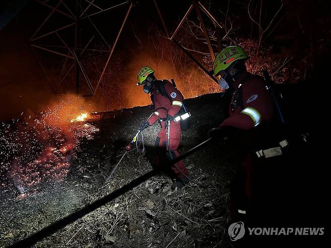 산청 산불 야간 진화 (산청=연합뉴스) 산림청 공중진화대와 산불재난특수진화대가 26일 오후부터 27일 새벽 사이 경남 산청군 시천면 동당리 일대에서 지리산과 민가를 지키기 위해 사투를 벌이고 있다. 2025.3.27 [산림청 제공. 재판매 및 DB 금지]