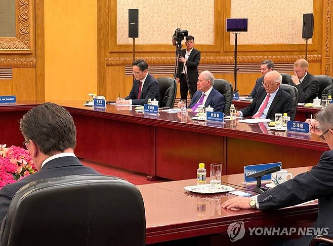 이재용, 베이징서 시진핑 주최 글로벌 CEO 회동 참석 (베이징=연합뉴스) 정성조 특파원 = 이재용 삼성전자 회장이 28일(현지시간) 중국 베이징 인민대회당에서 글로벌 기업 최고경영자(CEO)들과 함께 시진핑 중국 국가주석과의 면담에 참석하고 있다. 2025.3.28 xing@yna.co.kr