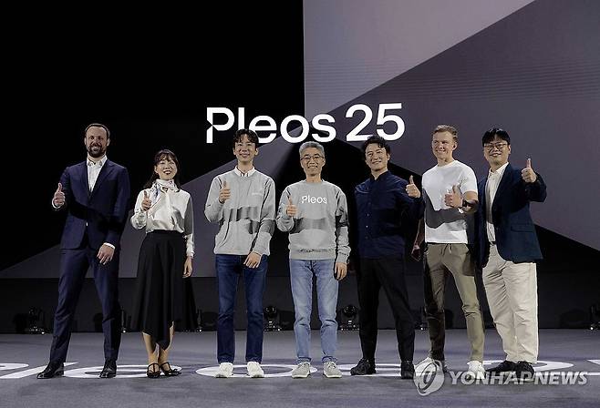 개발자 컨퍼런스 플레오스25 (서울=연합뉴스) 송창현 현대차·기아 AVP본부장 사장이 28일 서울 강남구 코엑스에서 열린 개발자 콘퍼런스 '플레오스 25'에서 발표자들과 기념 촬영하고 있다. 
    왼쪽부터 노아 지크 우버 자율주행 모빌리티&배송 부문 총괄, 정재연 삼성전자 스마트싱스팀장 부사장, 박재욱 쏘카 CEO, 송창현 현대차·기아 AVP본부 사장, 마쓰바라 타츠야 유니티 아태지역 자동차 부문 총괄, 드니스 네클리우도프 구글 안드로이드 오토모티브 엔지니어링 담당, 이재후 네이버 네이버앱 부문장. 2025.3.28 [현대자동차·기아 제공. 재판매 및 DB 금지] photo@yna.co.kr