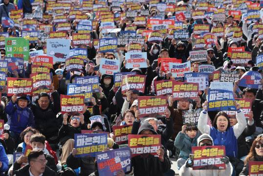 29일 서울 종로구 동십자각 인근에서 더불어민주당 박찬대 원내대표, 조국혁신당 김선민 대표 권한대행 참석하에 열린 야5당 대통령 탄핵 촉구 사전집회에서 참가자들이 구호를 외치고 있다. (사진=연합뉴스)