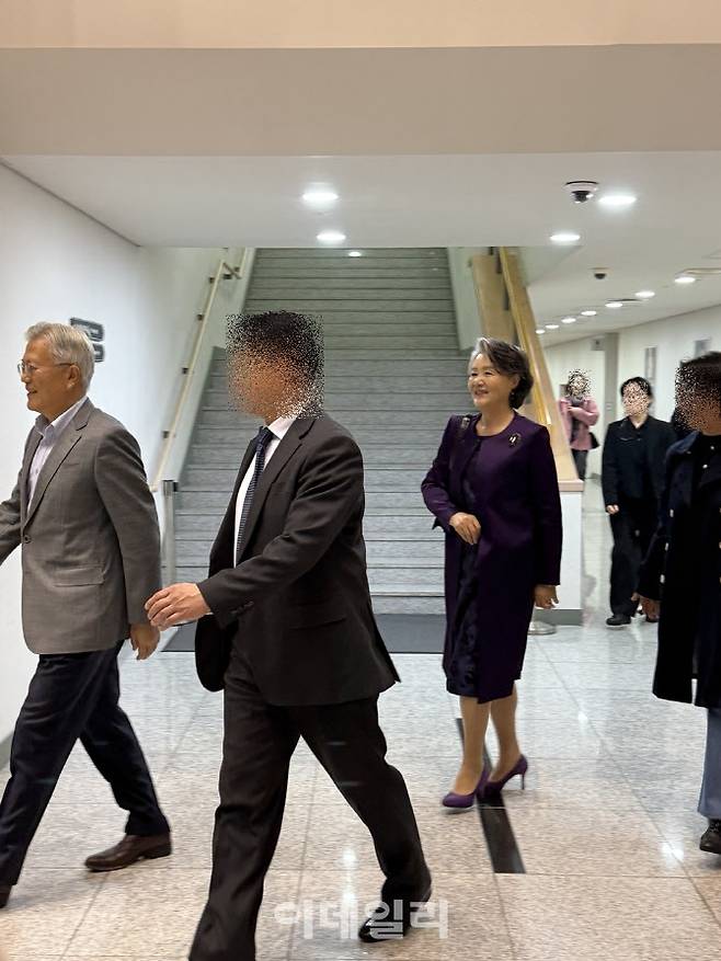 문재인 전 대통령과 김정숙 여사 부부가 28일 경남 통영국제음악당 콘서트홀에서 열린 ‘2025 통영국제음악제’ 개막공연 ‘통영페스티벌오케스트라Ⅰ’을 관람하기 위해 이동하고 있다. (사진=장병호 기자)