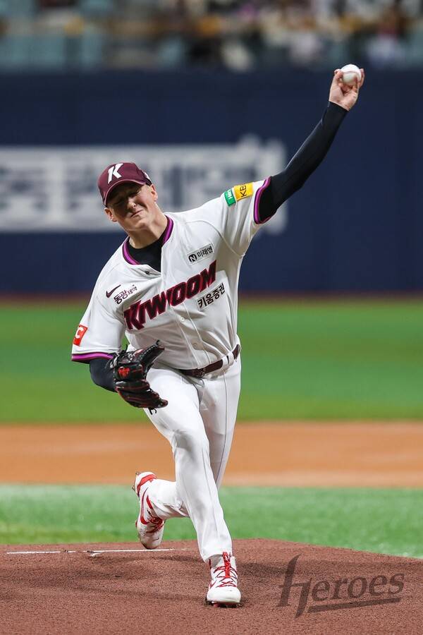 역투를 펼치는 키움 히어로즈 투수 케니 로젠버그. 사진┃키움 히어로즈