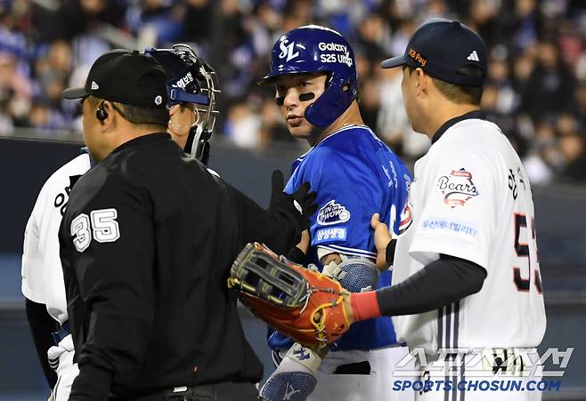 두산 콜어빈을 끝까지 바라보는 삼성 박병호. 잠실=박재만 기자 pjm@sportschosun.com