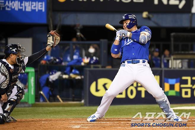 두산 콜어빈의 몸쪽 깊은 직구에 깜짝 놀라는 삼성 박병호.