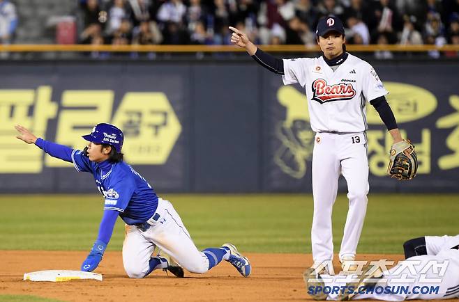 2루에 안착한 김성윤은 스리피트 라인 위반이 선언되자 더그아웃을 향해 강하게 어필했다.