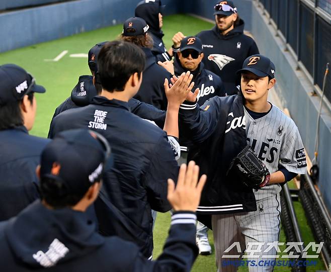 불펜피칭을 마친 문동주가 동료들의 응원을 받으며 마운드로 향했다