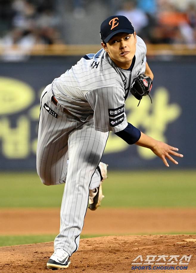 한화 선발투수 문동주가 역투하고 있다.