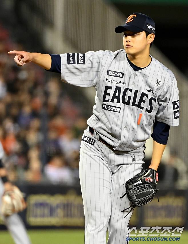 3회말 2사 한화 문동주가 LG 홍창기를 스트라이크 아웃 낫아웃으로 잡아낸 후 공을 향해 손짓하고 있다.