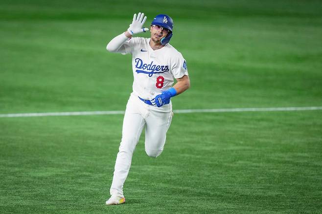 LA 다저스 키케 에르난데스가 지난 19일 도쿄돔에서 열린 시카고 컵스와의 개막 2차전서 4회 홈런을 날리고 베이스를 돌고 있다. AFP연합뉴스