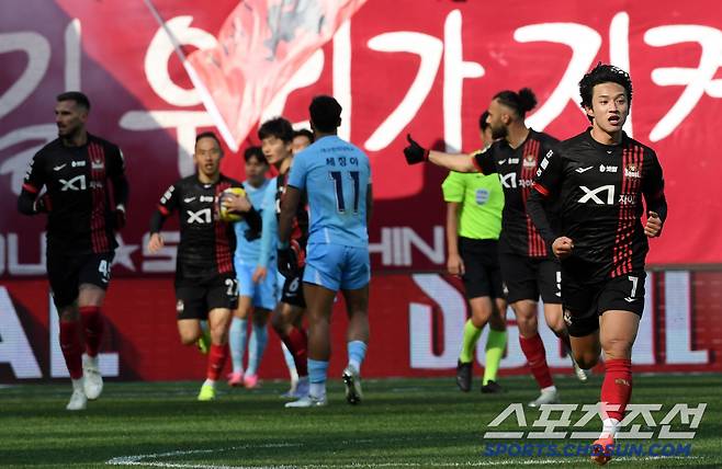 K리그1 FC서울과 대구FC의 경기가 29일 서울월드컵경기장에서 열렸다. 후반 서울 정승원이 동점골을 넣은 뒤 대구 서포터즈쪽을 향해 세리머니를 하고 있다. 상암=박재만 기자pjm@sportschosun.com/2025.03.29/