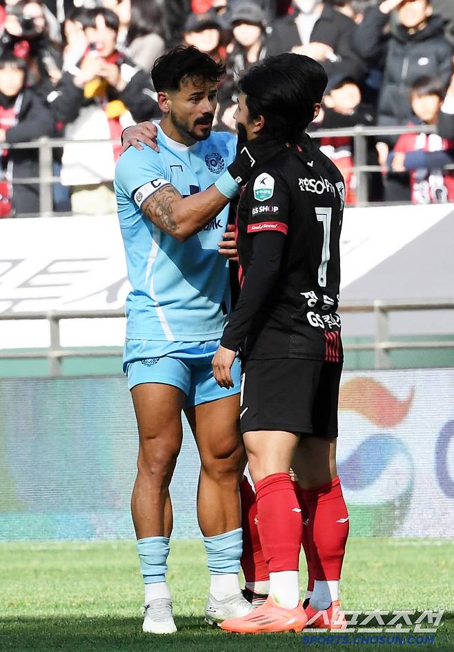 K리그1 FC서울과 대구FC의 경기가 29일 서울월드컵경기장에서 열렸다. 후반 서울 정승원이 동점골을 넣은 뒤 대구 서포터즈쪽을 향해 세리머니를 하자 세징야가 말리고 있다. 상암=박재만 기자pjm@sportschosun.com/2025.03.29/
