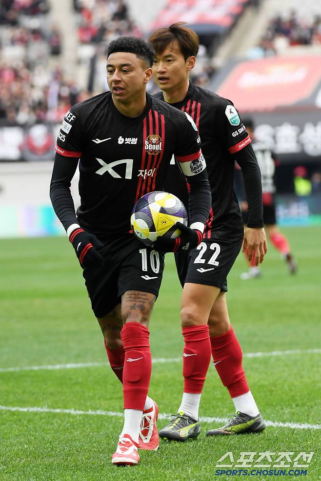 K리그1 FC서울과 대구FC의 경기가 29일 서울월드컵경기장에서 열렸다. 서울 린가드와 김진수가 코너킥을 준비하고 있다. 상암=박재만 기자pjm@sportschosun.com/2025.03.29/