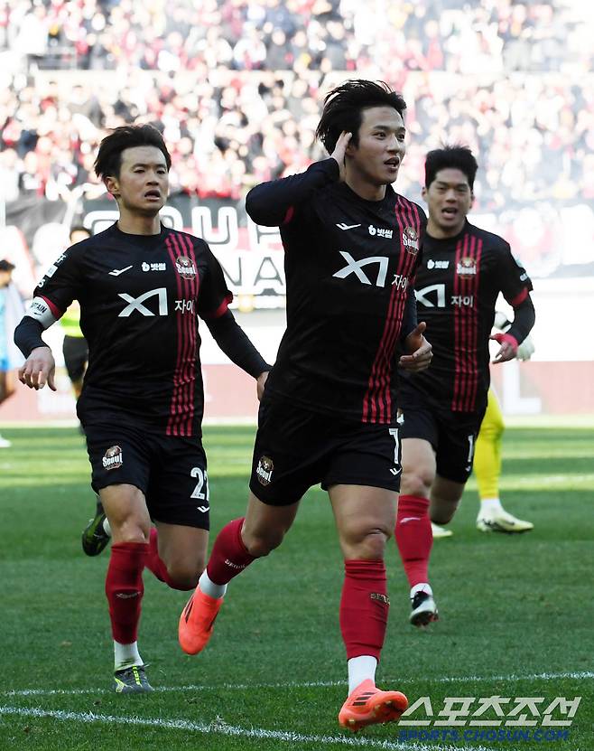 K리그1 FC서울과 대구FC의 경기가 29일 서울월드컵경기장에서 열렸다. 후반 서울 정승원이 동점골을 넣은 뒤 대구 서포터즈쪽을 향해 세리머니를 하고 있다. 상암=박재만 기자pjm@sportschosun.com/2025.03.29/