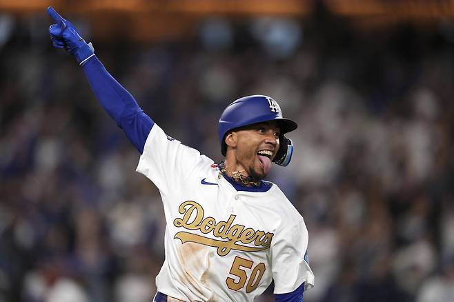 LA 다저스 무키 베츠가 29일(한국시각) 다저스타디움에서 열린 디트로이트 타이거스전에서 연장 10회말 끝내기 홈런을 터뜨린 뒤 오른팔을 들고 포효하고 있다. AP연합뉴스