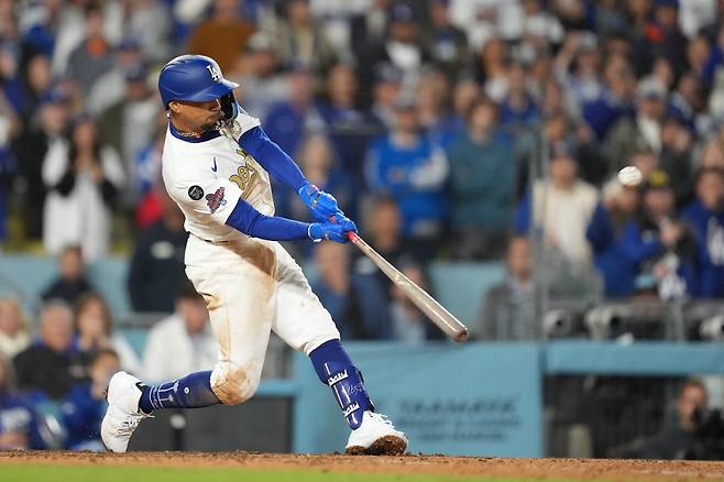 무키 베츠가 10회말 2사 2,3루에서 끝내기 홈런을 터뜨리고 있다. Imagn Images연합뉴스