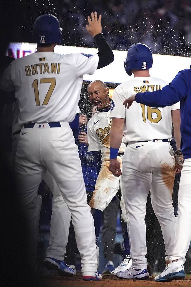 무키 베츠가 연장 10회말 좌월 끝내기 3점포를 날리고 들어와 오타니 쇼헤이 등 동료들의 열렬한 세리머니를 받고 있다. AP연합뉴스