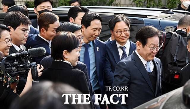 이재명 더불어민주당 대표가 26일 오후 서울 서초구 서울고등법원에서 열린 공직선거법 위반 혐의 항소심 선고 공판을 마치고 나오고 있다. /사진공동취재단