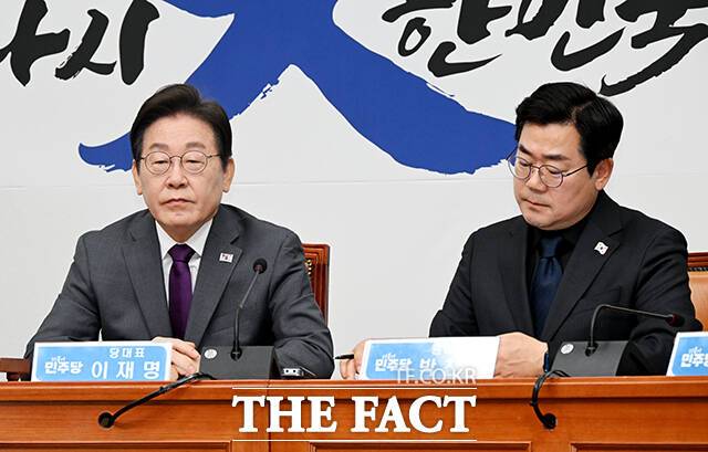 이재명 더불어민주당 대표는 이날 민주당 현장 최고위원회의에서 "국민의힘은 마치 예산이 삭감돼 산불 대책을 제대로 집행하지 못하는 것처럼 거짓말을 하고 있다"며 "예산은 충분하다. 현재 산불 대책에 사용할 국가 예비비는 총 4조8700억원이 있다"고 했다. 사진은 최고위원회의 참석한 이 대표(왼쪽)와 박찬대 원내대표. /배정한 기자