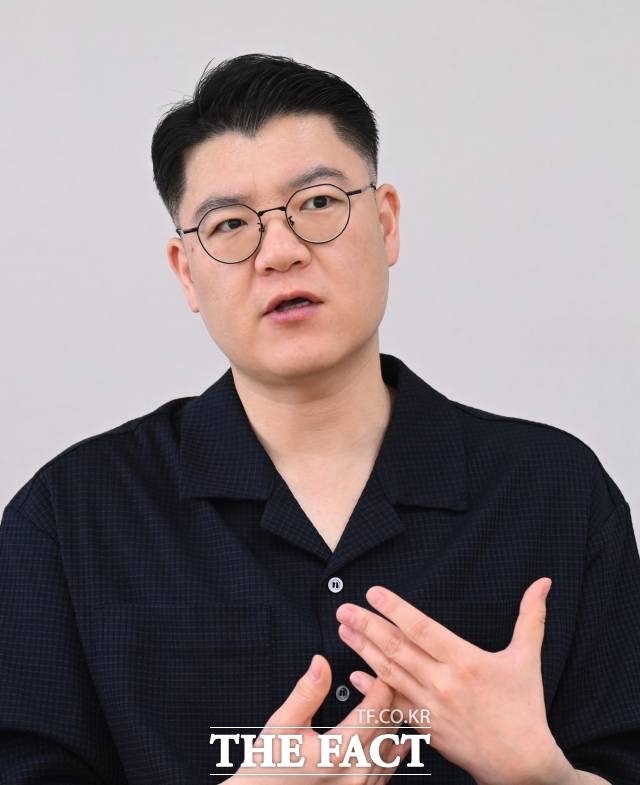 홍 작가는 "박정희라는 산을 넘지 않고서는 우리 현대사를 말할 수 없다는 사실을 확인했다. 그리고 박정희를 따라가면 '유신'이 있다"고 강조했다. /이새롬 기자