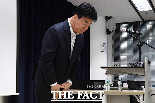 백종원 더본코리아 대표가 28일 오전 서울 서초구 스페이스쉐어 강남역센터에서 열린 더본코리아 정기 주주총회를 마친 뒤 취재진에게 고개를 숙이고 있다. /서예원 기자