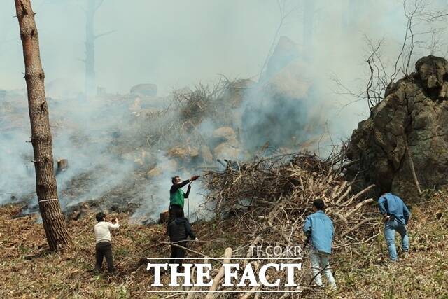 산청 산불 방어선 구축에 총력을 기울이고 있다./산청군