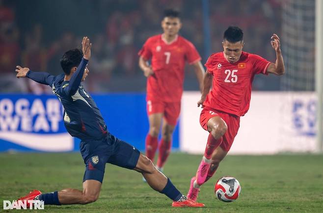 김상식 감독이 발굴했다는 평가를 받는 도안 응옥 떤(오른쪽) 선수. 30살까지 대표팀에서 뛰어 본 경험이 없었지만 우승에 기여했다는 평가를 받는다. /단찌