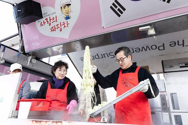 김동연 경기도지사 부부가 29일 경북지역 산불 피해 이재민들을 위해 '사랑의 짜장차'에 올라 국수를 삶고 있다.ⓒ