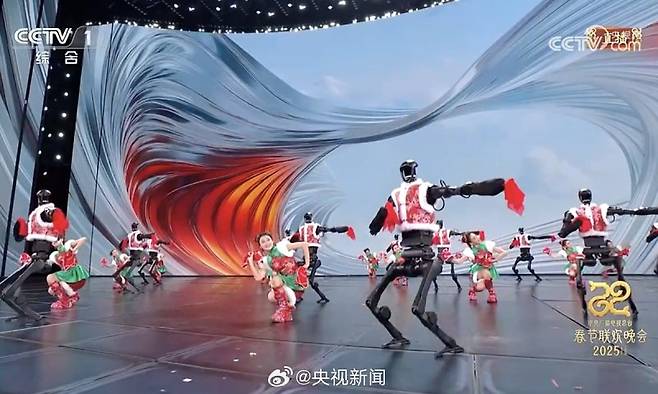 중국의 인공지능(AI) 기술이 빠르게 발전하는 가운데 휴머노이드 로봇 대여 붐이 일어나고 있는 것으로 알려졌다. 사진은 지난달 29일 중국 국영 중앙(CC)TV 설특집 종합 쇼 프로그램인 '춘완(春會)'에서 휴머노이드 로봇이 군무를 선보이는 모습. 뉴시스 제공