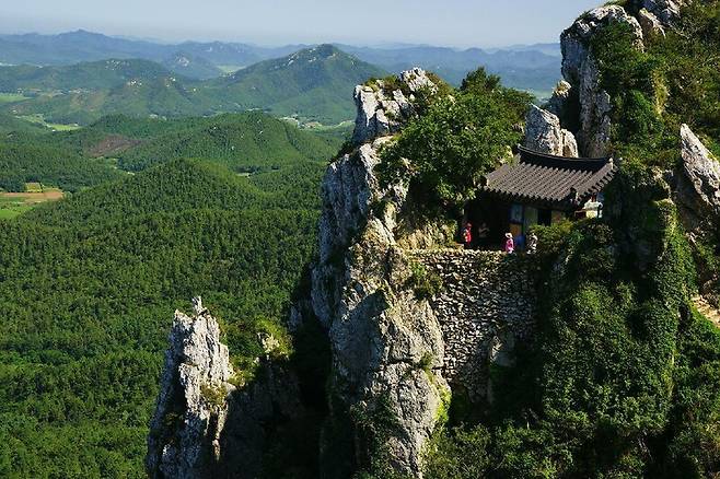 해남 대표 여행지 중 하나는 달마고도 4코스에서 만나게 되는 도솔암 풍경이다. 해남군청 제공