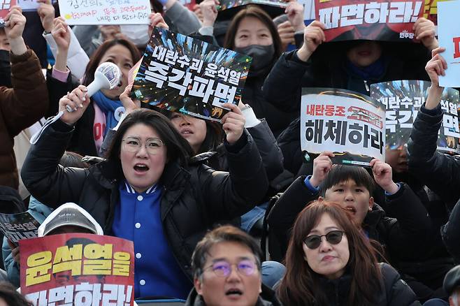 ‘윤석열 즉각 퇴진! 사회대개혁! 범시민대행진 17차’가 서울 종로구 광화문 일대에서 열린 29일 오후 참석자들이 구호를 외치고 있다. 김혜윤 기자 unique@hani.co.kr