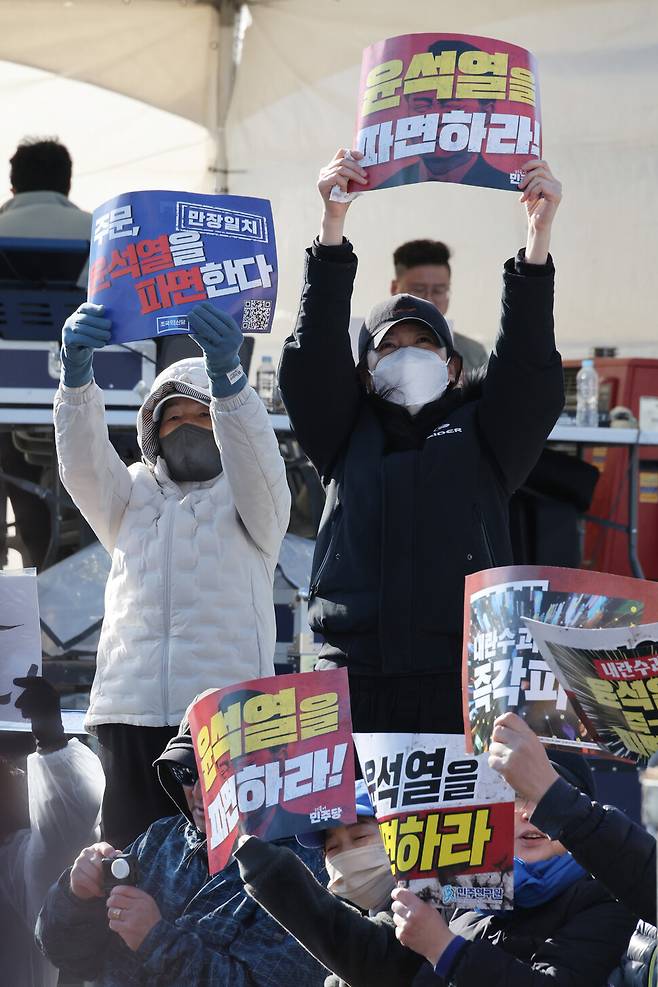 ‘윤석열 즉각 퇴진! 사회대개혁! 범시민대행진 17차’가 서울 종로구 광화문 일대에서 열린 29일 오후 참석자들이 구호를 외치고 있다. 김혜윤 기자 unique@hani.co.kr