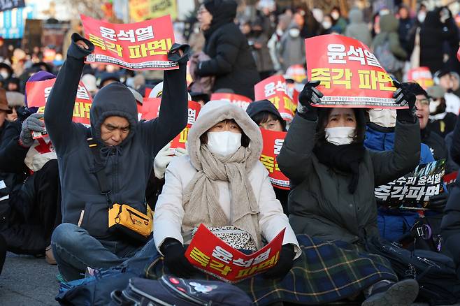 ‘윤석열 즉각 퇴진! 사회대개혁! 범시민대행진 17차’가 서울 종로구 광화문 일대에서 열린 29일 오후 두꺼운 외투를 입은 참석자들이 구호를 외치고 있다. 김혜윤 기자 unique@hani.co.kr