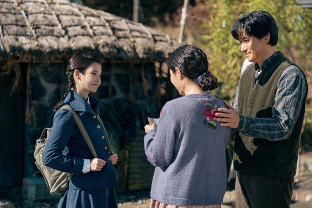 애순(문소리)이 딸 금명(아이유)의 대학 합격 통지서를 들고 기뻐하고 있다. 넷플릭스 제공