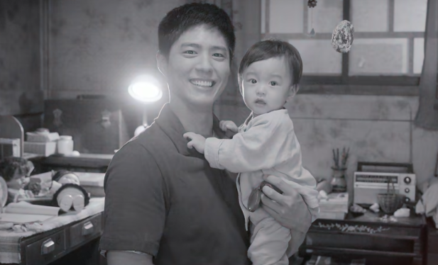 첫딸 금명이를 안고 웃고 있는 관식(박보검). 넷플릭스 제공