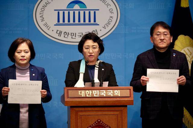 김선민 조국혁신당 대표 권한대행을 비롯한 의원들이 29일 서울 여의도 국회 소통관에서 한덕수 대통령 권한대행 국무총리 탄핵 추진 방침을 밝히는 기자회견을 하고 있다. 뉴시스