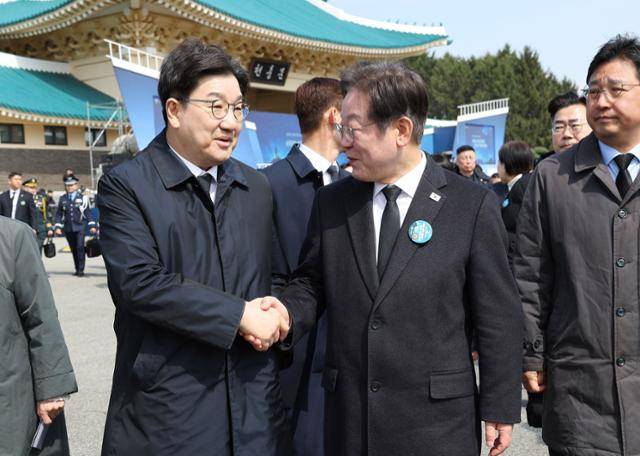 이재명 더불어민주당 대표와 권성동 국민의힘 원내대표가 28일 국립대전현충원에서 열린 제10회 서해수호의 날 기념식을 마치고 행사장을 나오며 인사를 하고 있다. 대전=왕태석 선임기자