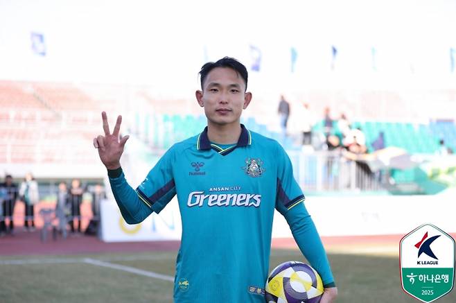 안산 김현태가 29일 안산와스타디움에서 열린 화성과의 K리그2 5라운드에서 해트트릭에 성공한 뒤 기념촬영을 하고 있다. 사진=프로축구연맹