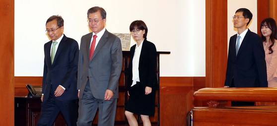 문재인 전 대통령이 2019년 4월 25일 오후 청와대에서 문형배·이미선 신임 헌법재판소 재판관에게 임명장을 수여한 뒤 환담장으로 향하고 있다. 왼쪽부터 유남석 당시 헌법재판소장, 문 전 대통령, 이미선·문형배 재판관. [청와대사진기자단]