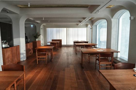 우아한 곡선미와 따뜻한 분위기가 매력적인 모수의 2층. 전경사진 김성현