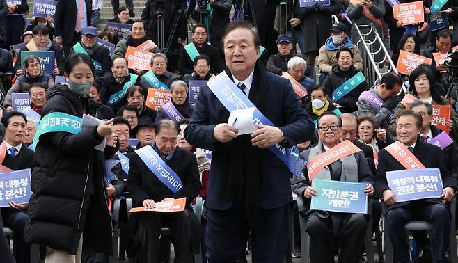 3월 5일 서울역 앞에서 대한민국헌정회 주최로 열린 ‘헌법개정 범국민결의대회 서명운동 발대식’에서 정대철 헌정회장이 대회사를 위해 단상에 오르고 있다. [연합뉴스]