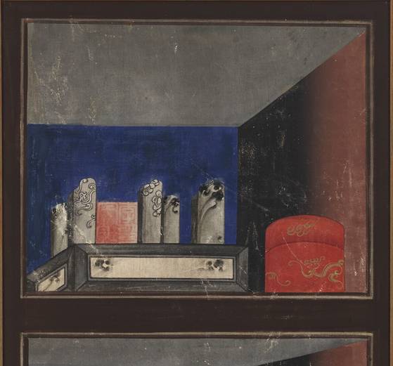 이택균 '책가도 10폭'에서 1폭(맨 오른쪽) 상단에 '이택균인'이라고 각인된 도장이 다른 인장들 틈에 놓여 있다. 문소영 기자