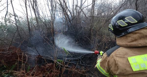 119 소방대원이 27일 오후 경남 산청군 시천면 동당리 한 산에서 산불을 진화하고 있다. 연합뉴스&nbsp;