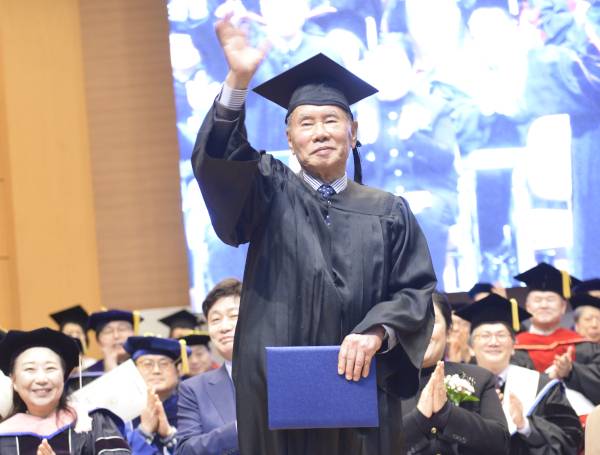 권용도 장로가 지난 2월 대전 한국 침례신학대에서 열린 학위수여식에서 특별공로상을 받은 뒤 축하를 받고 있다. 권용도 장로 제공