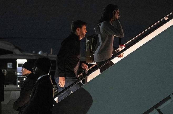 JD 밴스 미국 부통령과 부인 우샤 밴스가 28일(현지시간) 미국 메릴랜드주 앤드루스합동기지에서 그린란드로 향하는 항공기에 탑승하고 있다. [AFP 연합]