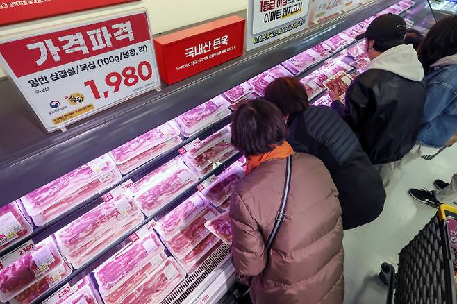 주말을 맞아 유통업계가 소고기·돼지고기 등 정육 제품에 대해 대규모 할인 행사에 돌입한다. 사진은 지난 28일 서울의 한 이마트 매장 정육 코너에서 시민들이 삼겹살과 목심을 구입하고 있는 모습. /사진=뉴시스