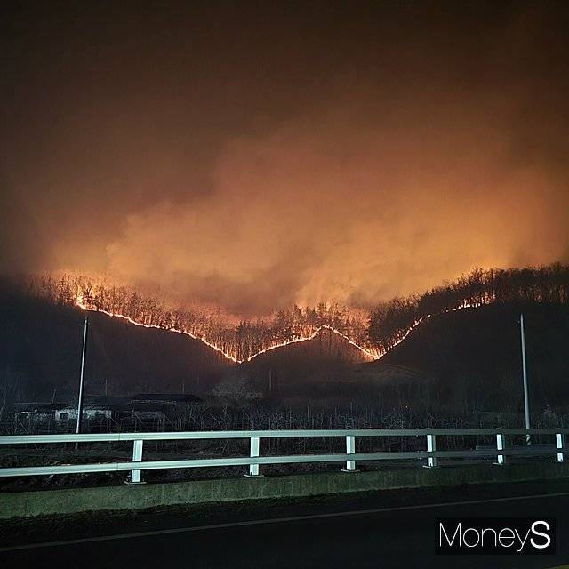 22일 오후 의성군 안평면 괴산리에서 발생한 산불이 확산하고 있다./사진=황재윤 기자